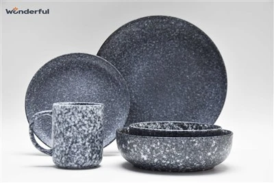 Plats de vaisselle gris et blanc à pois gris