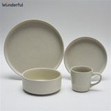 Quels sont les thèmes communs des services de table en céramique en relief ?