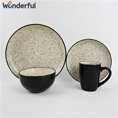 Assiettes et bols et tasses