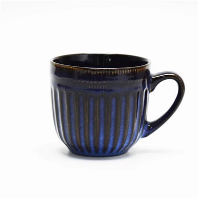 Tasse en céramique réactive en gros bleu foncé avec pension